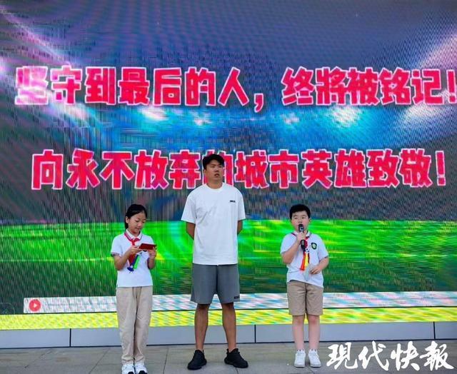 九游娱乐app-苏超常州队门将走进校园，“开学第一课”传递体育精神